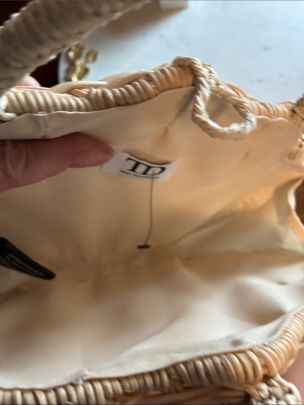 Shell-Shaped Woven Handbag in Cream with Gold Chain - Picture 5 of 5